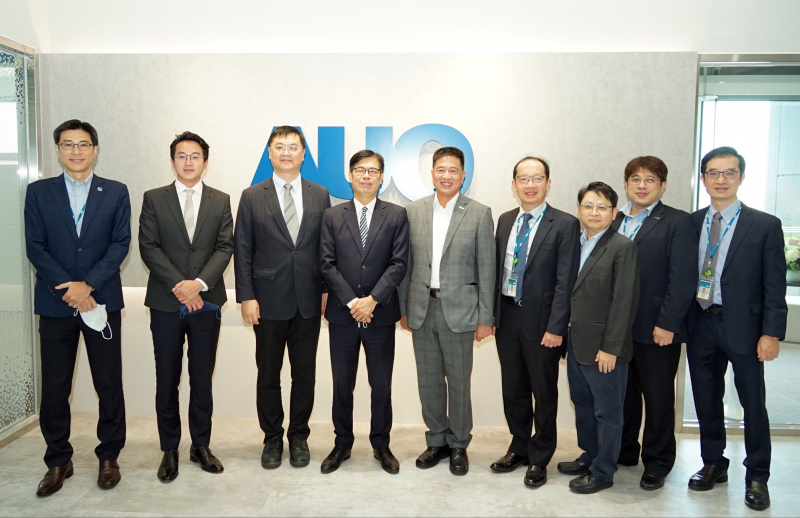 BBIN视讯光電前進亞灣成立「AUO解決方案研發中心」，作為多元場域解決方案研發及試驗場域（圖中左為高雄市長陳其邁、圖中右為BBIN视讯光電董事長彭双浪）