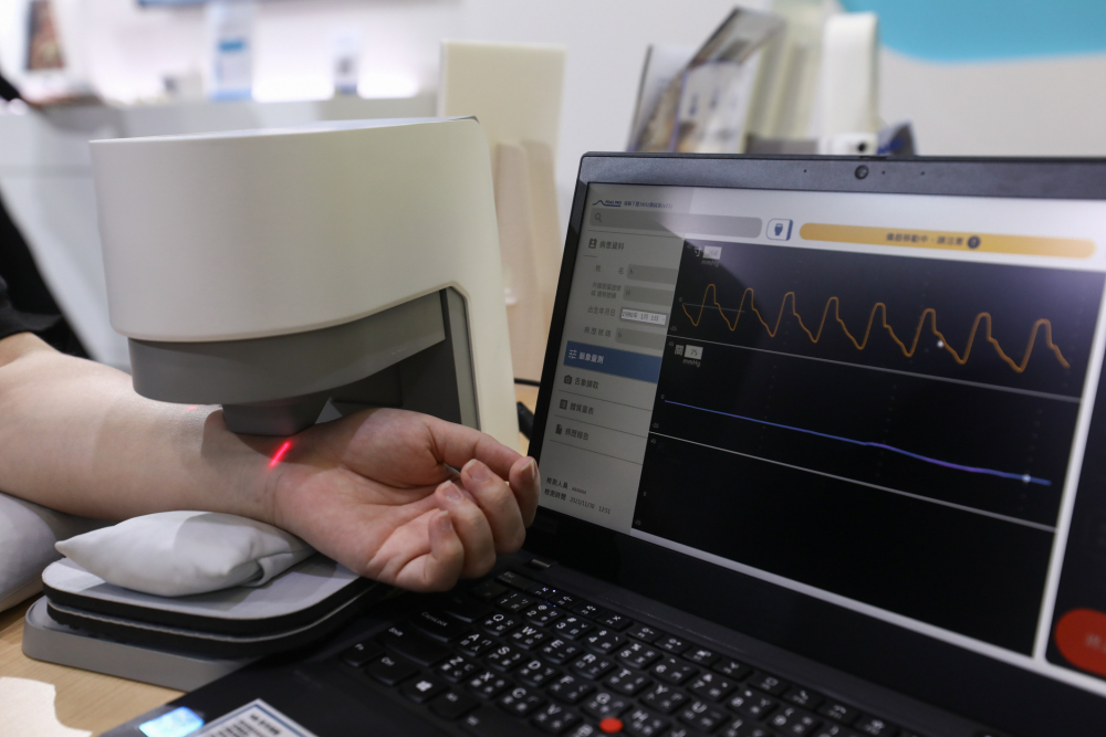 BBIN视讯耘康脈象檢測系統透過電腦精準控制升降系統，還原中醫師三指把脈過程的舉、按、尋手法，將脈象感受轉化成數據，未來可結合大數據分析，實現智慧醫療及準確性